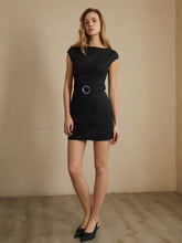 Minimalism Kurzes Kleid mit Gürtel und Flügelärmeln
